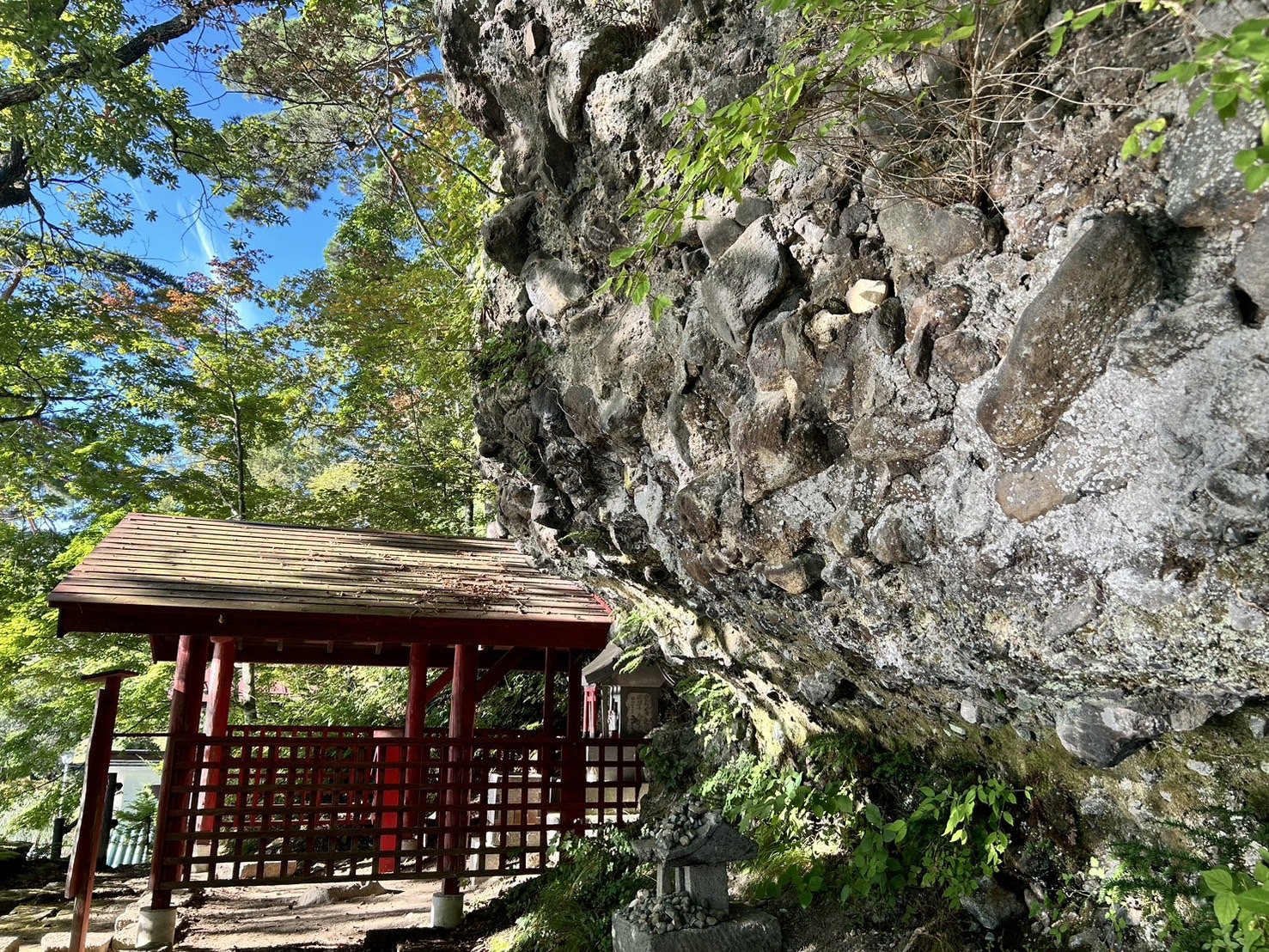 稲荷神社の川の石.jpg